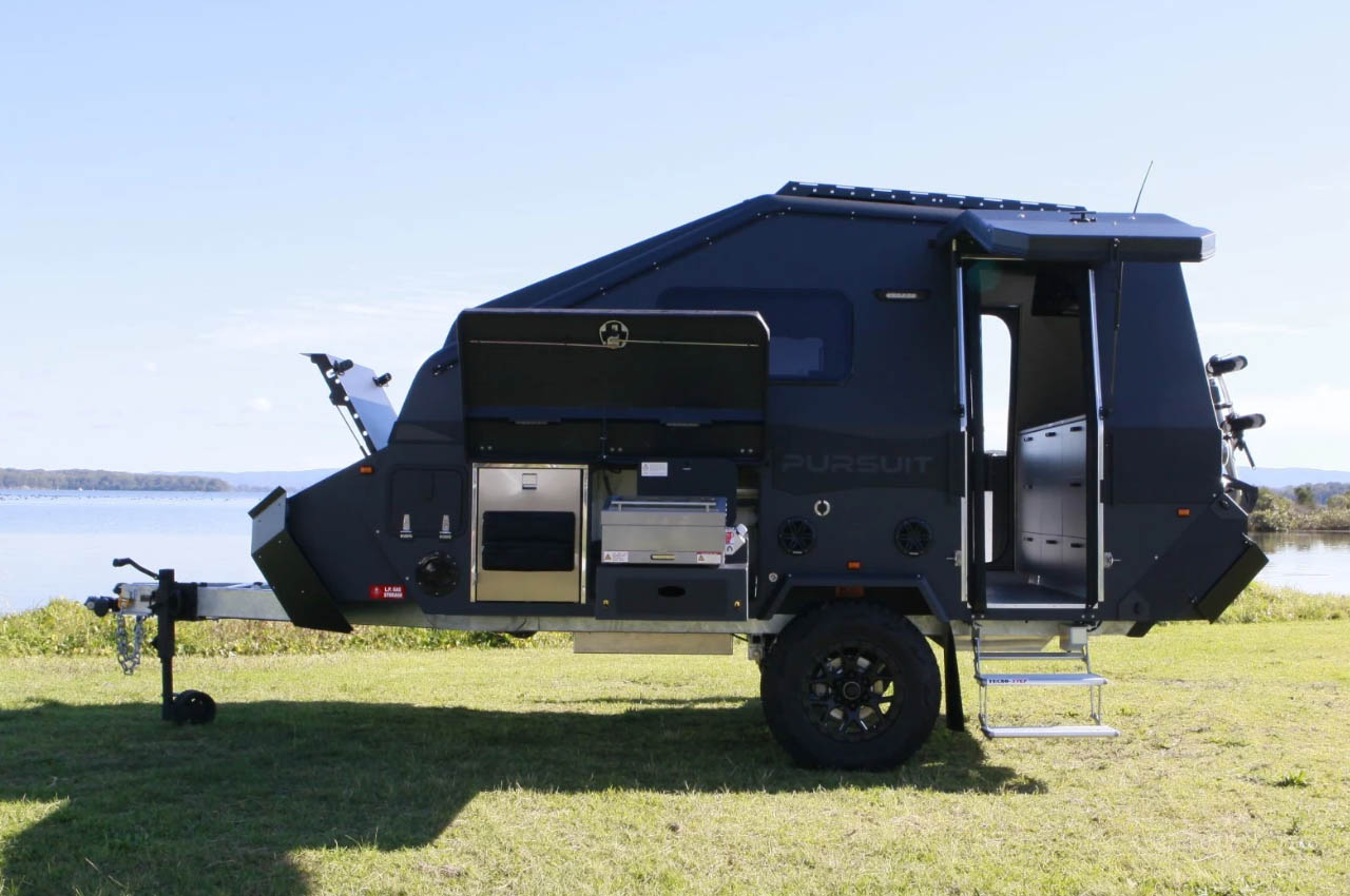 1716477849 964 Pursuit Carbon teardrop avec deux cuisinieres a toute lagilite et - plare.