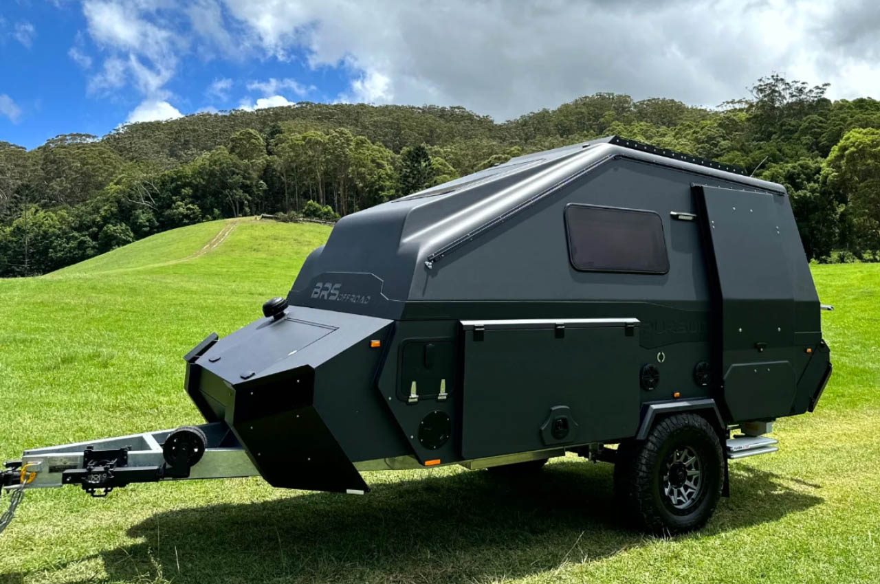 1716477850 378 Pursuit Carbon teardrop avec deux cuisinieres a toute lagilite et - plare.