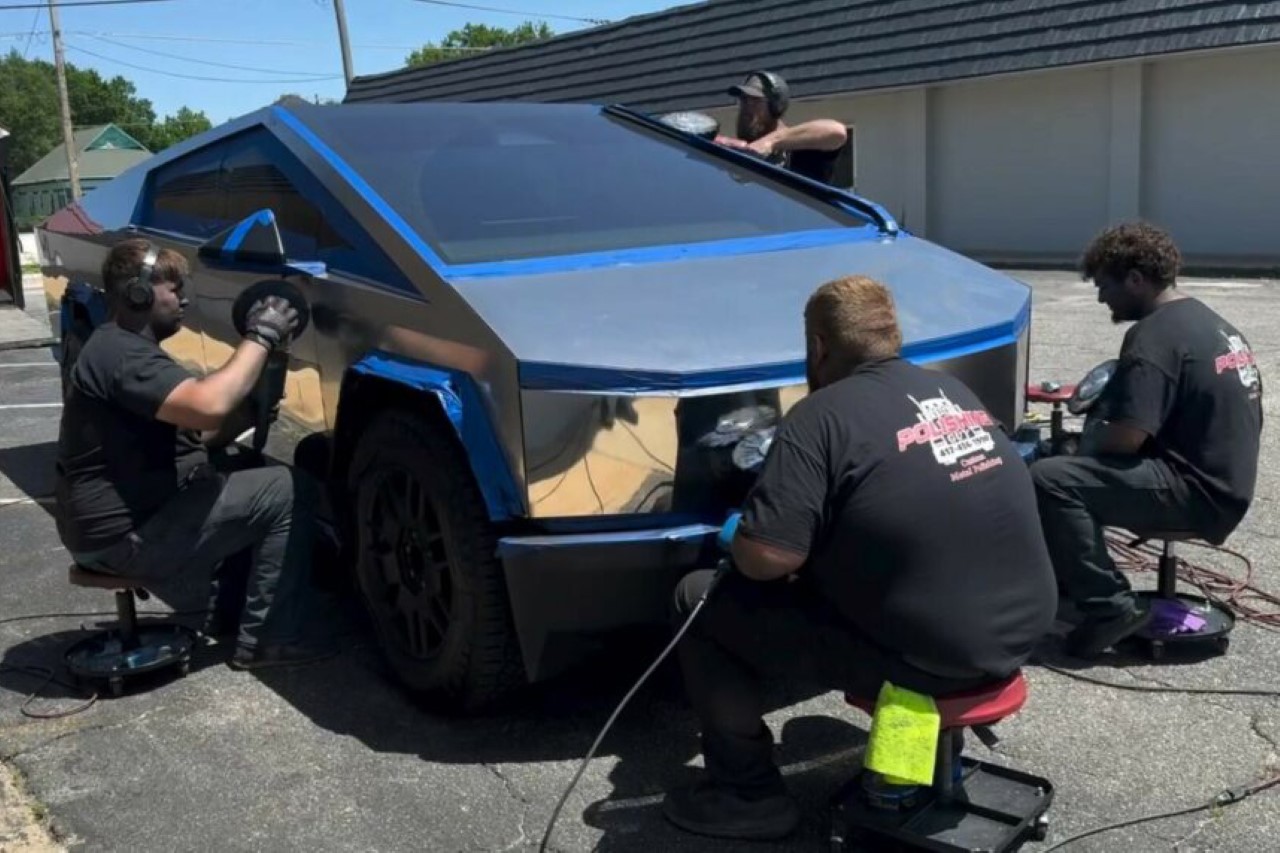 1717188995 274 Pourquoi ce cybercamion Tesla chrome presente t il un risque important pour - plare.