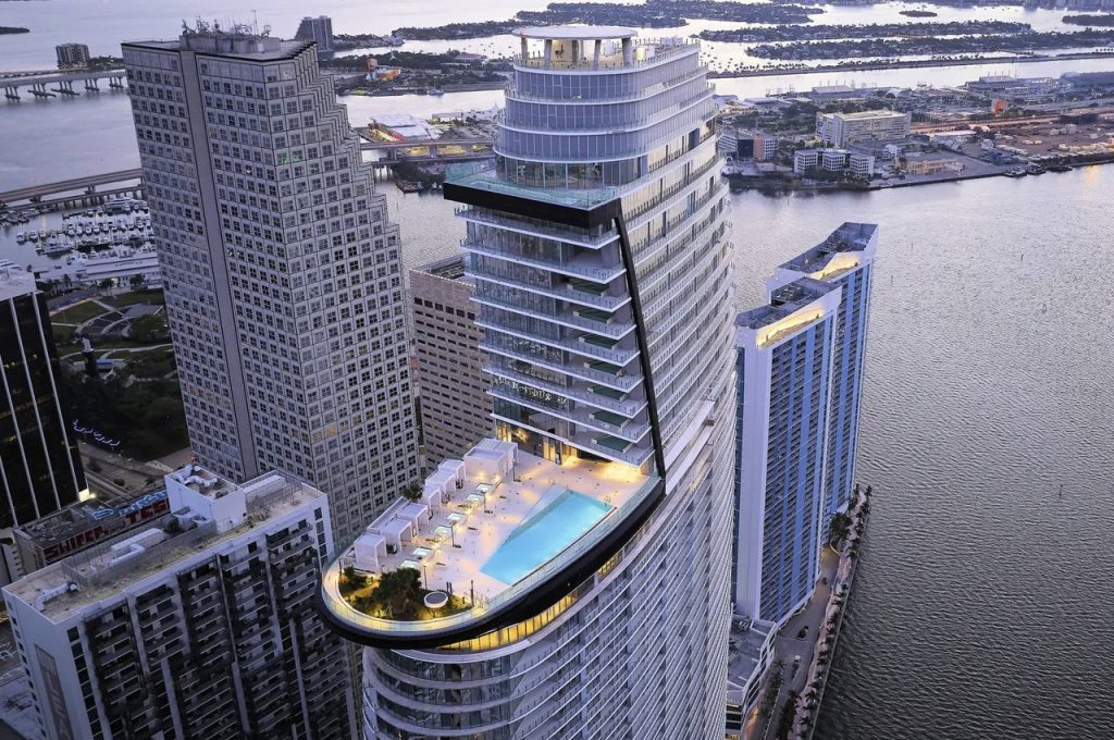 Aston Martin inaugure un gratte-ciel en forme de voile à Miami pour marquer son entrée dans le monde de l’immobilier