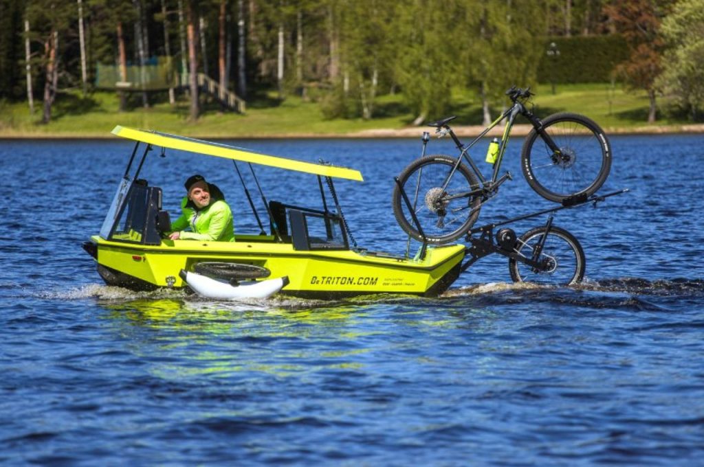 Cette e-roulotte équipée de panneaux solaires de 200 W se transforme en bateau à moteur électrique pour des déplacements illimités partout.