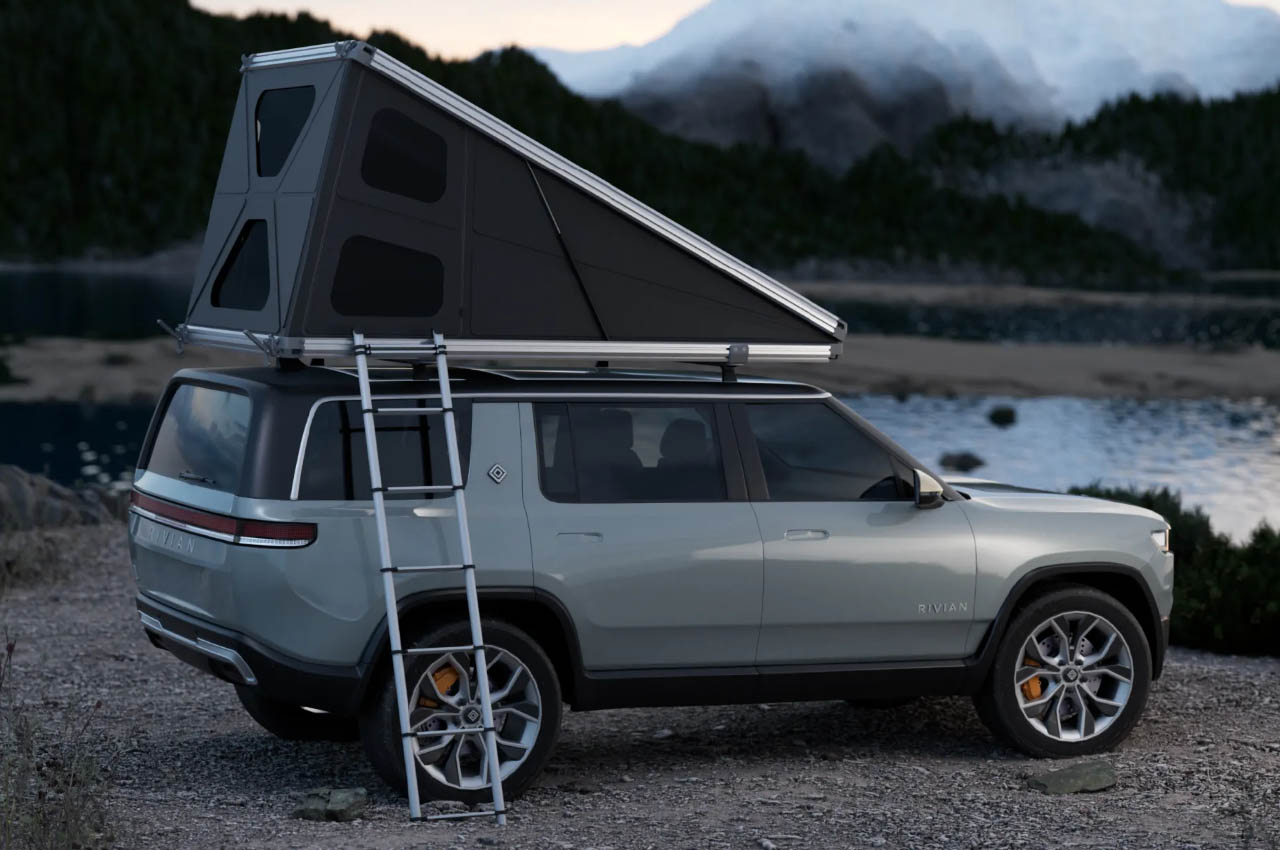 Installee sur le toit dun SUV la tente HardTent se - plare.