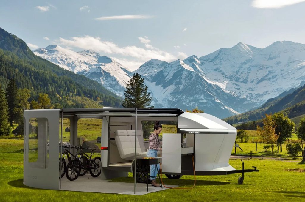Cette remorque de camping tout-en-un contient tout ce dont vous avez besoin et peut même recharger vos vélos électriques.