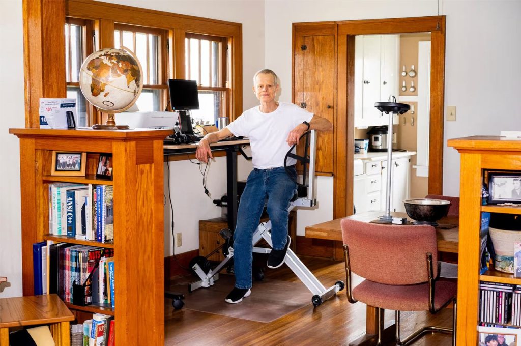 Le bureau à pédales de cet homme de 59 ans est un moyen de faire de l’exercice tout en travaillant à la maison et en contribuant à la protection de l’environnement.
