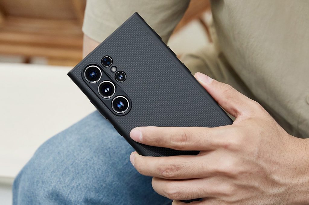 Vous voulez des boutons d’action sur votre Samsung Galaxy S24 Ultra ? Cet étui en fibre aramide vous offre trois boutons supplémentaires