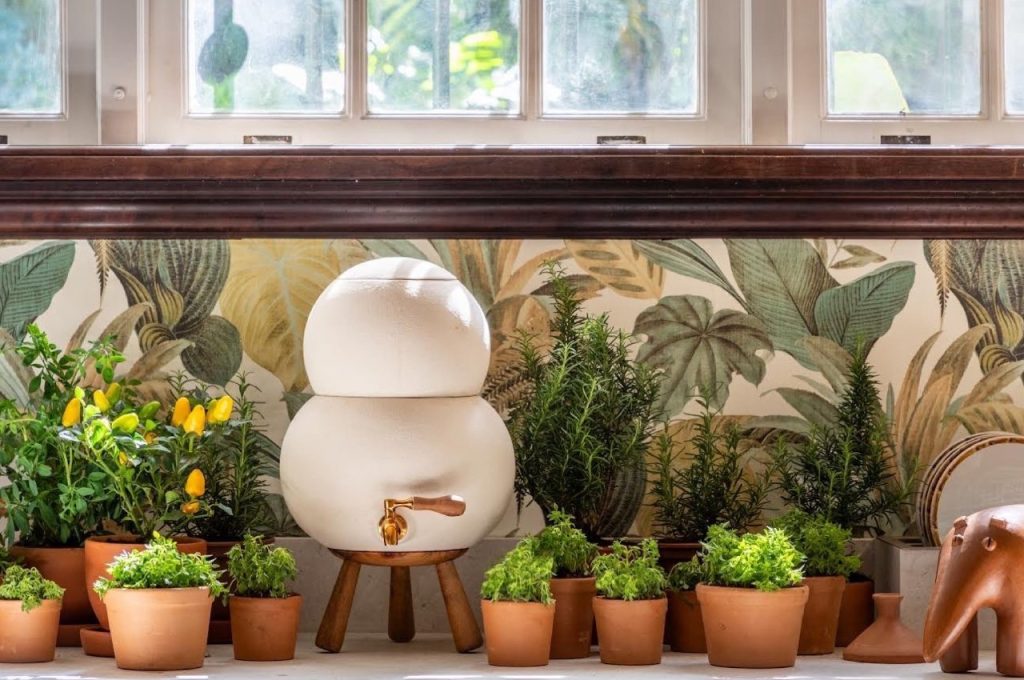 Un nouveau filtre à eau en argile utilise de la céramique blanche pour améliorer le design (et le goût)