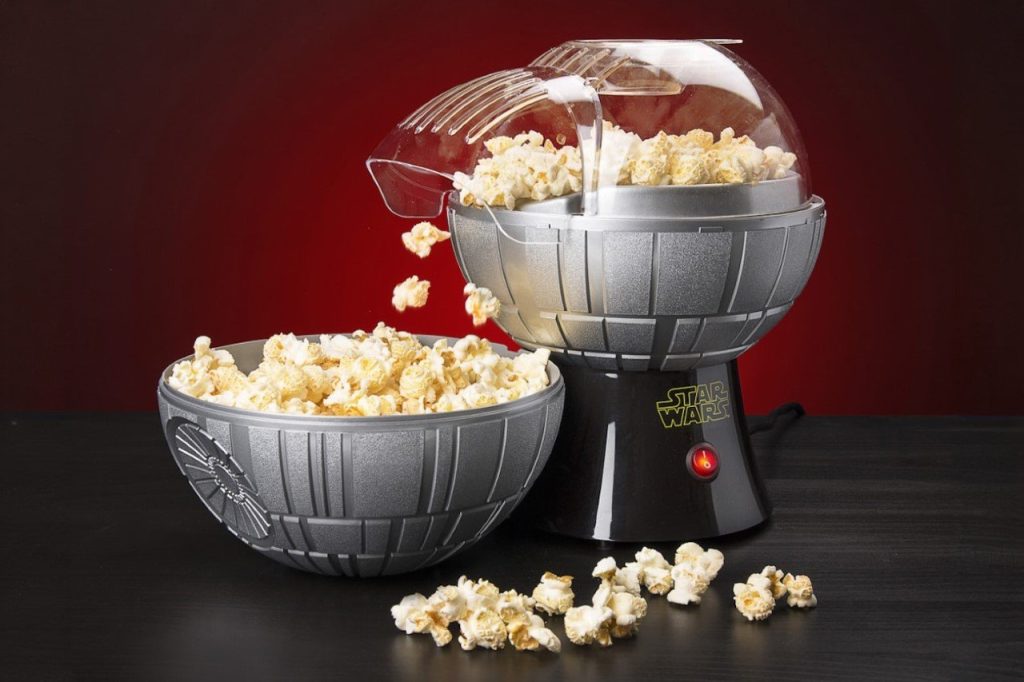 Le Popcorn Popper de l’Étoile de la Mort vous offre le meilleur popcorn du cosmos sans beurre ni huile.