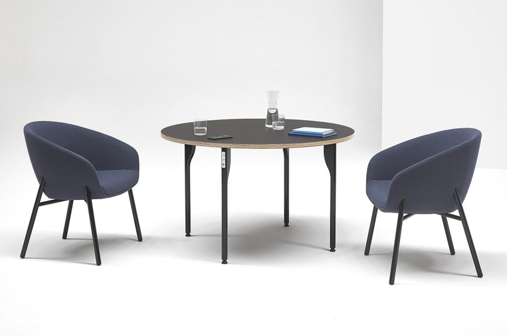 La table minimaliste est un centre de charge qui n’a pas besoin d’être branché.