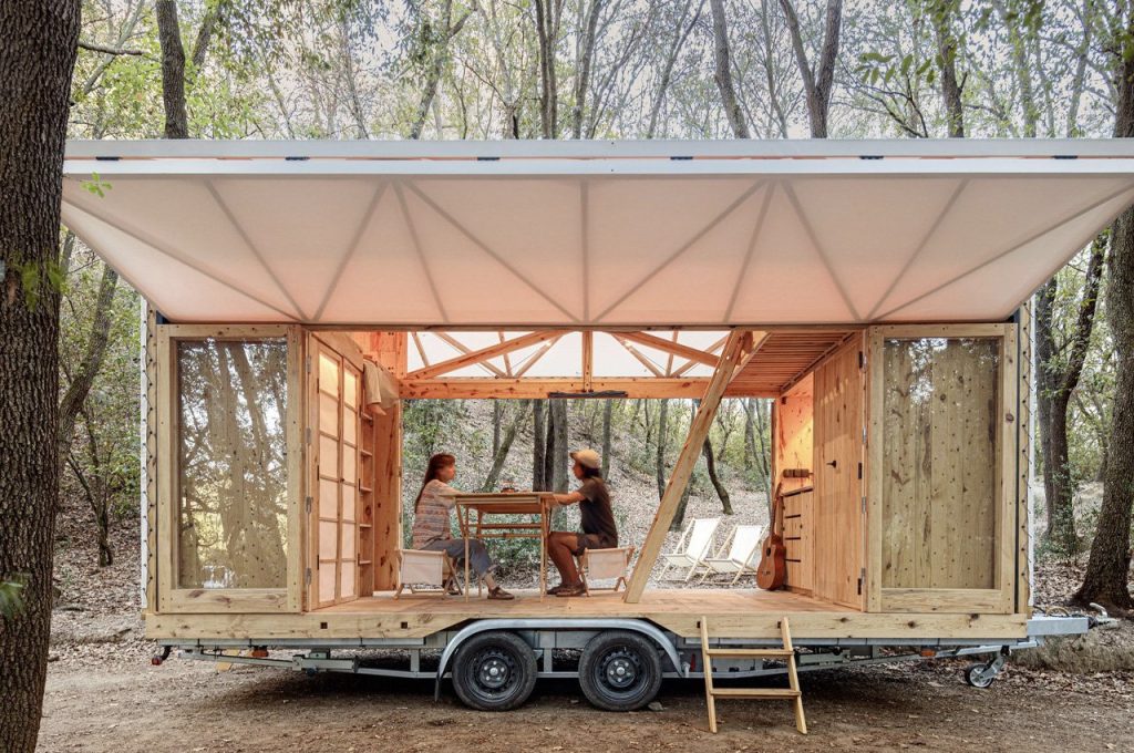L’habitation Moca est un mobile home en bois avec des façades en tissu pour une plus grande ouverture.