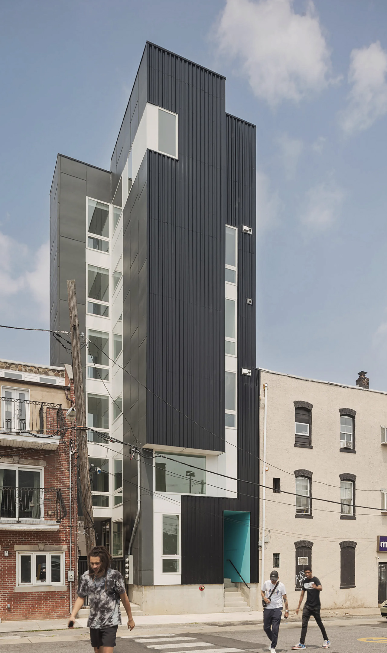 1717285065 586 Cet appartement etroit a ete astucieusement insere dans une coursive - plare.