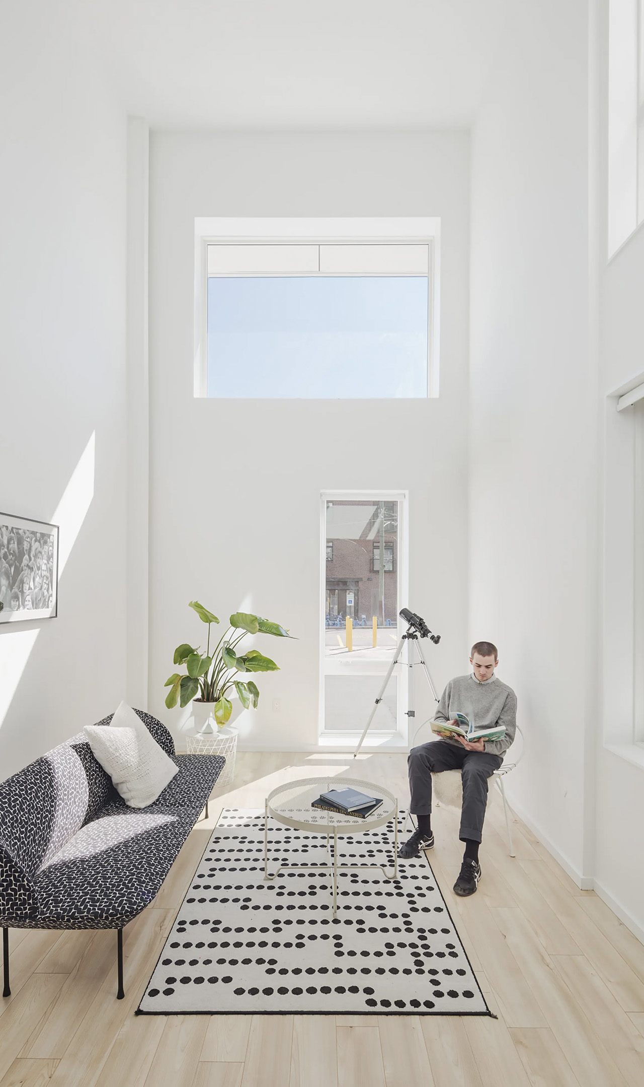 1717285065 818 Cet appartement etroit a ete astucieusement insere dans une coursive - plare.