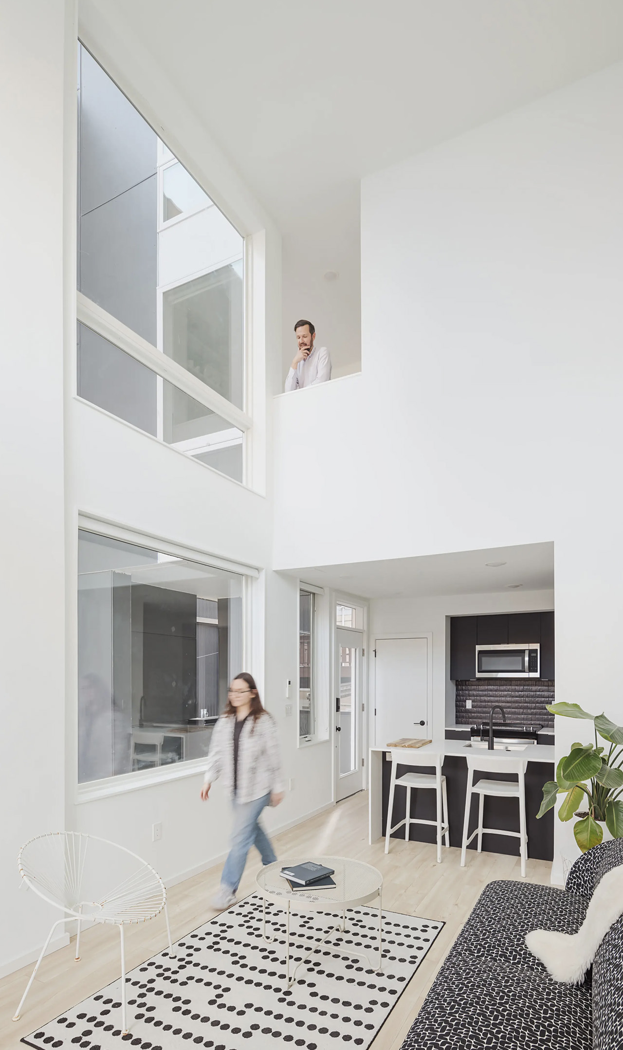 1717285066 668 Cet appartement etroit a ete astucieusement insere dans une coursive - plare.