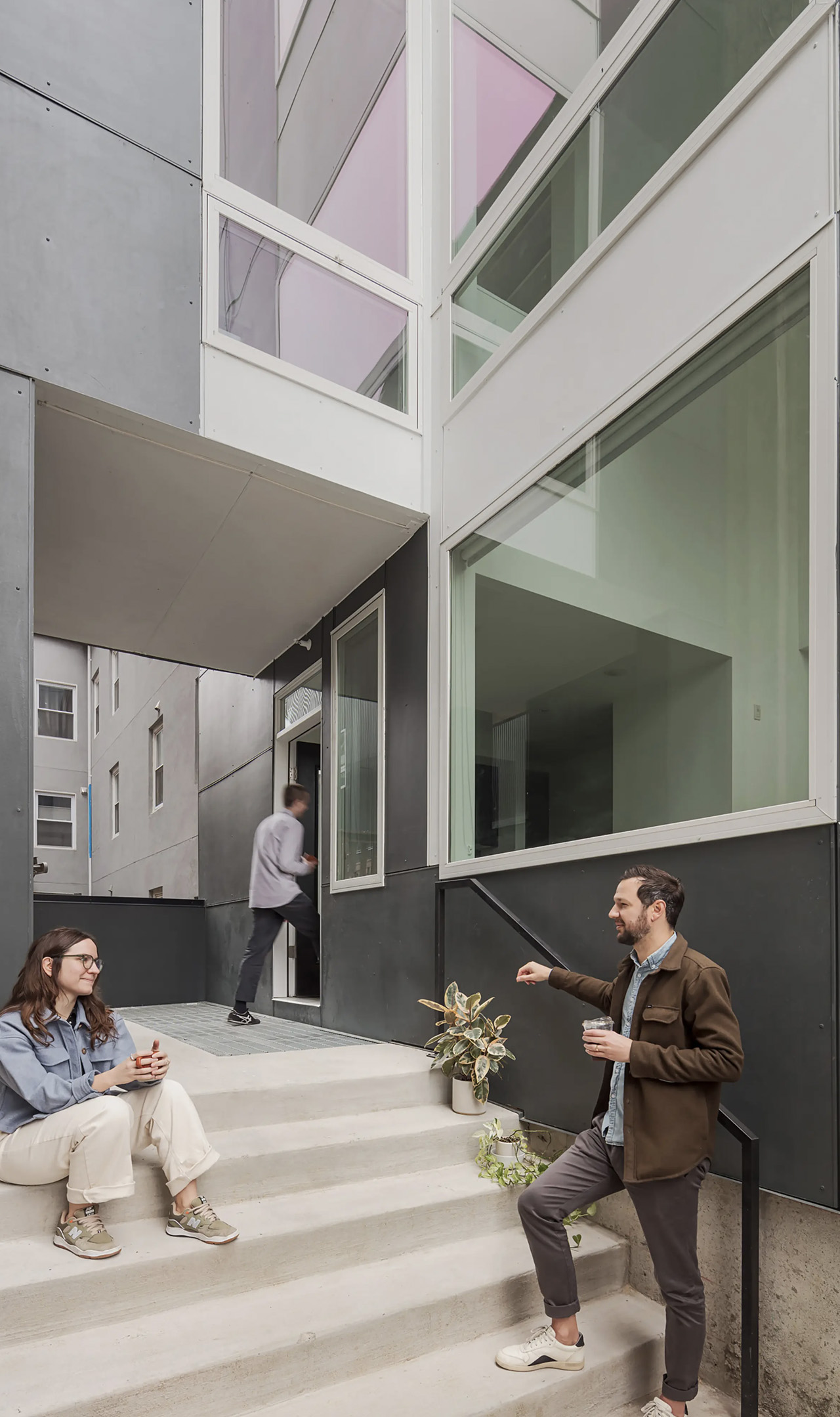 1717285068 978 Cet appartement etroit a ete astucieusement insere dans une coursive - plare.