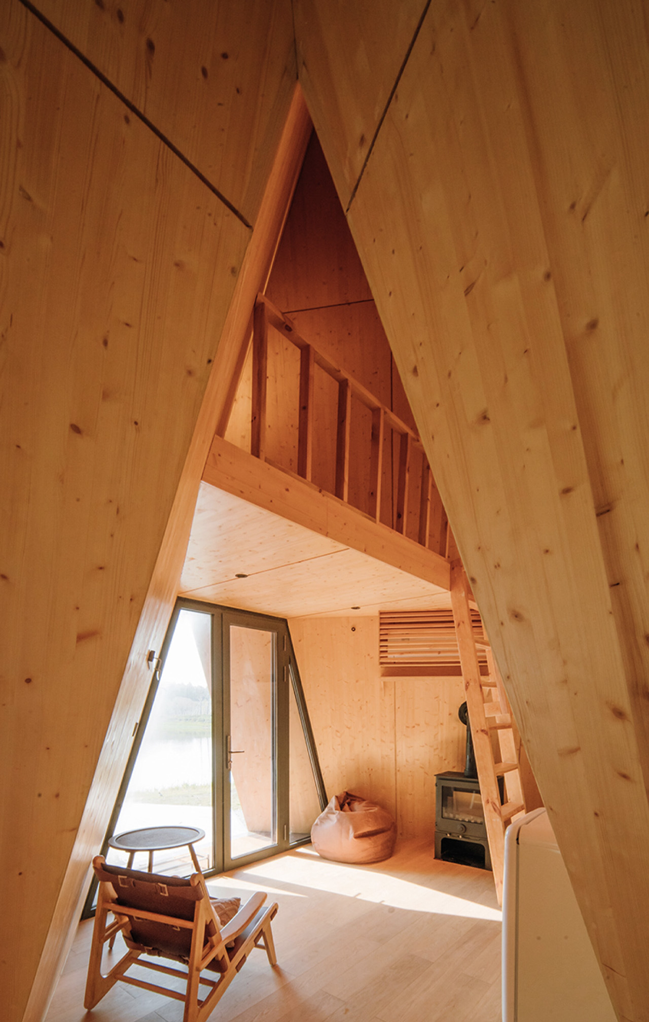 1717630485 114 Cette cabane en verre unique est aussi facile a assembler - plare.