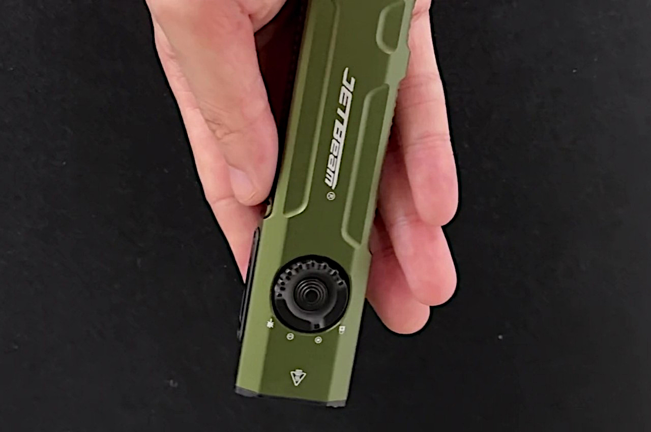 1717724953 227 Torche EDC innovante qui illumine vos aventures en plein air - plare.