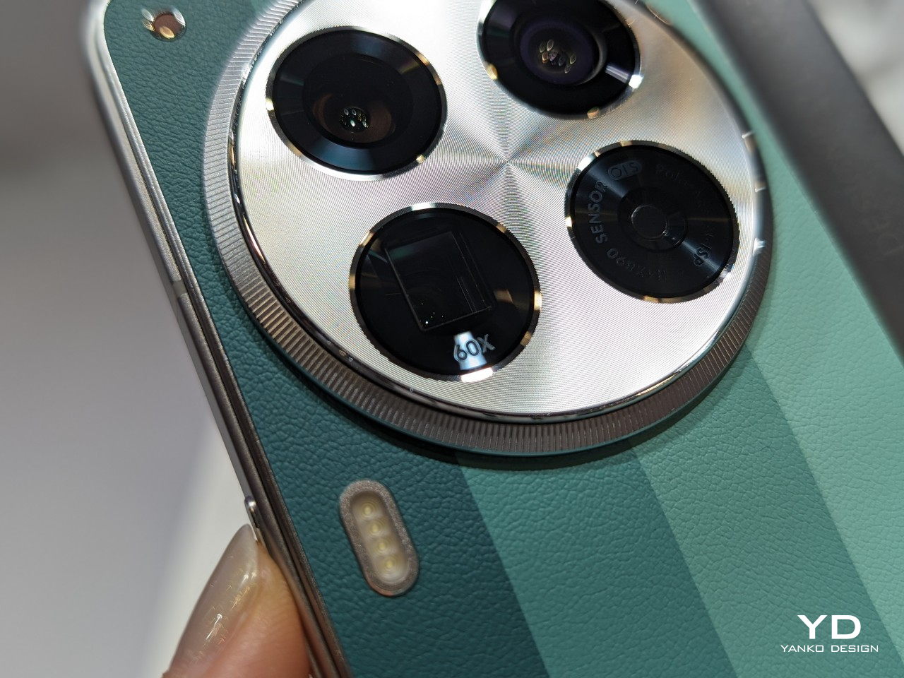 1717754981 185 Le TECNO CAMON 30 Series LOEWE Edition a un dos - plare.