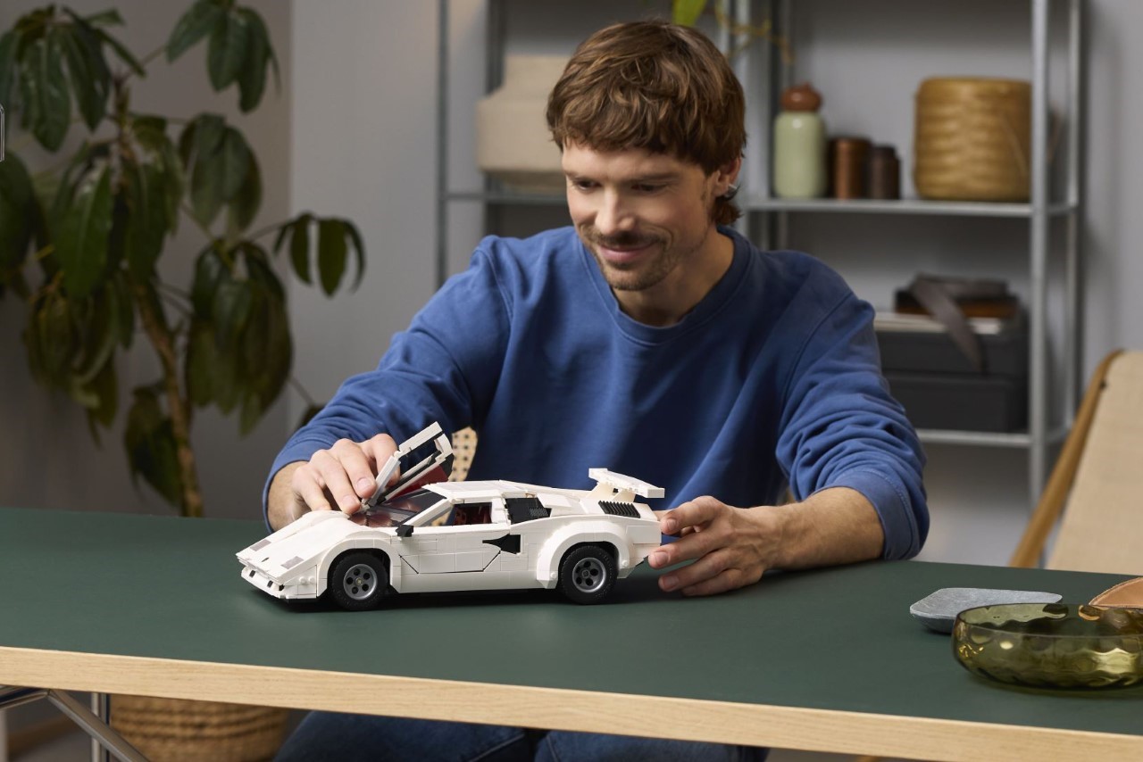 1717793530 847 LEGO devoile une replique de 1506 pieces de la Lamborghini - plare.