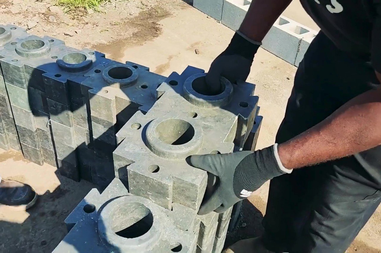 1718045636 935 Blocs de beton LEGO fabriques a partir de dechets faciles - plare.