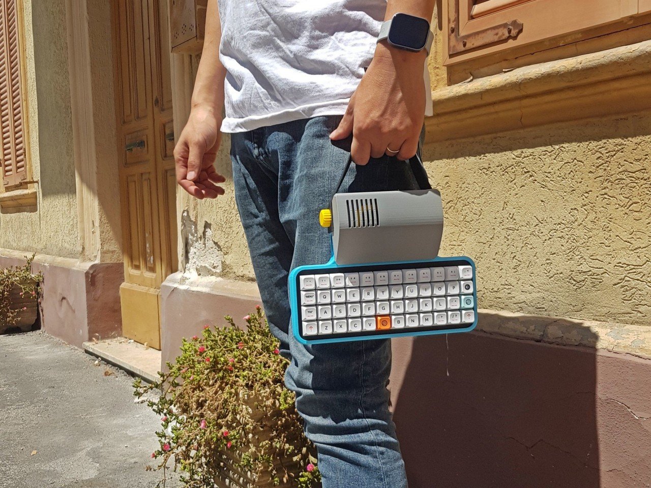 1718966832 125 La machine a ecrire numerique sans distraction a un caractere - plare.