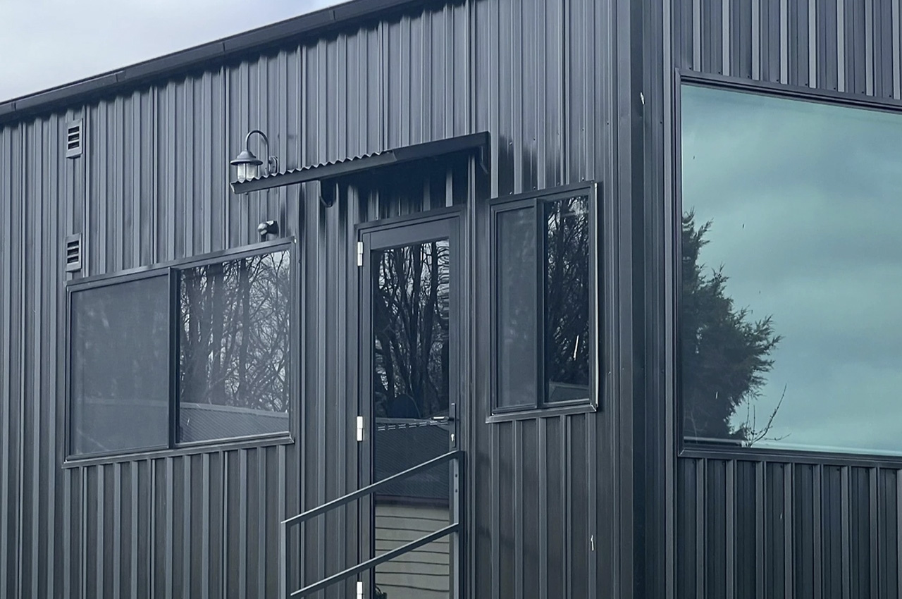 1719099152 71 Voici lOutlander une petite maison noire industrielle et masculine - plare.