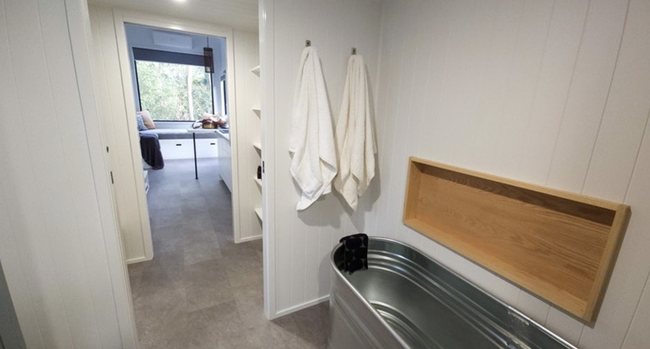 1719099153 650 Voici lOutlander une petite maison noire industrielle et masculine - plare.