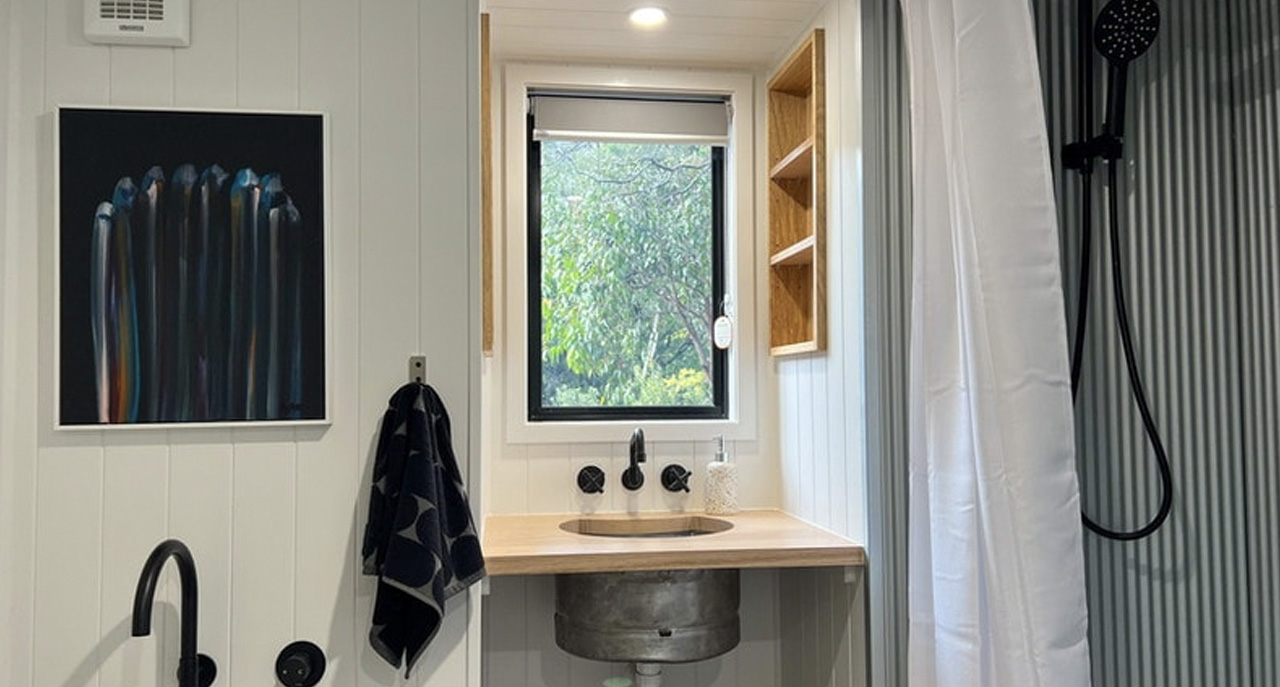 1719099154 55 Voici lOutlander une petite maison noire industrielle et masculine - plare.