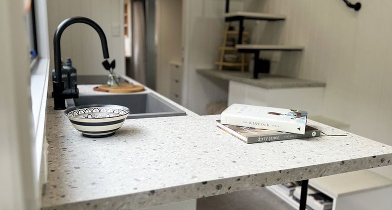 1719099155 235 Voici lOutlander une petite maison noire industrielle et masculine - plare.