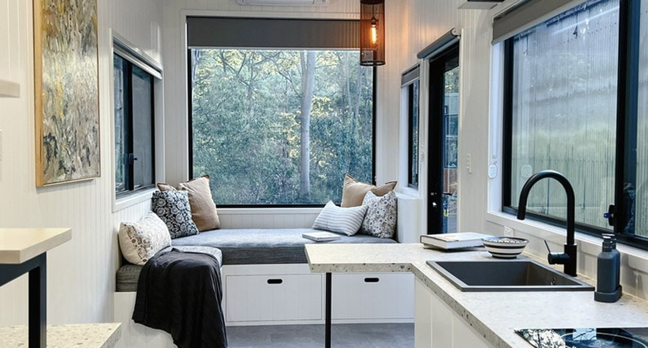 1719099156 231 Voici lOutlander une petite maison noire industrielle et masculine - plare.