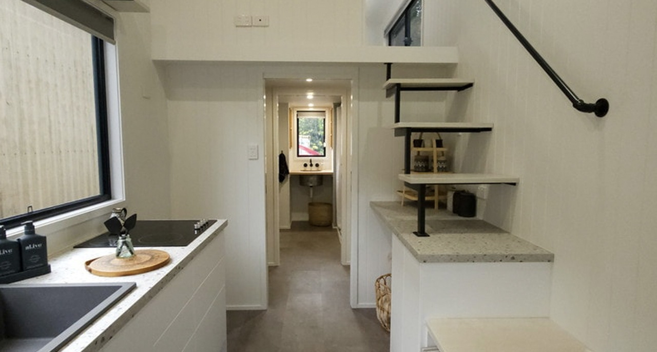 1719099156 901 Voici lOutlander une petite maison noire industrielle et masculine - plare.