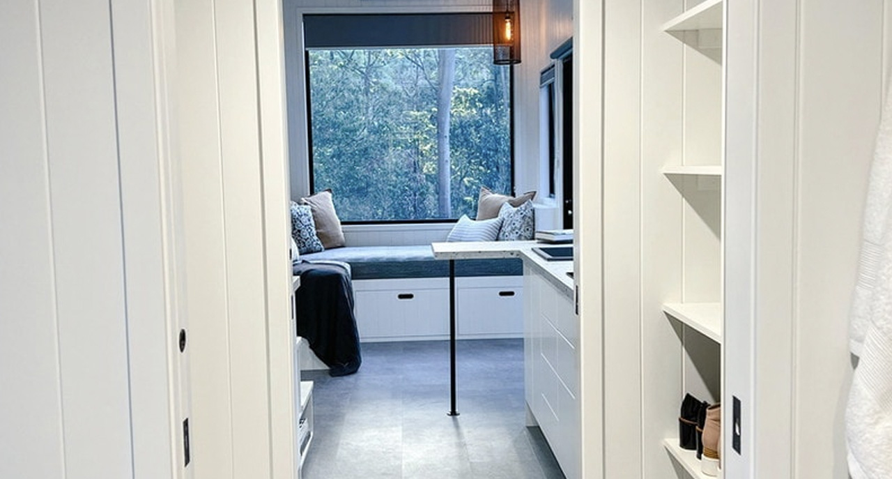 1719099157 898 Voici lOutlander une petite maison noire industrielle et masculine - plare.