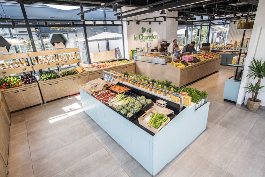 Les présentoirs pour la mise en valeur de produits: clés d’un agencement de magasin réussi