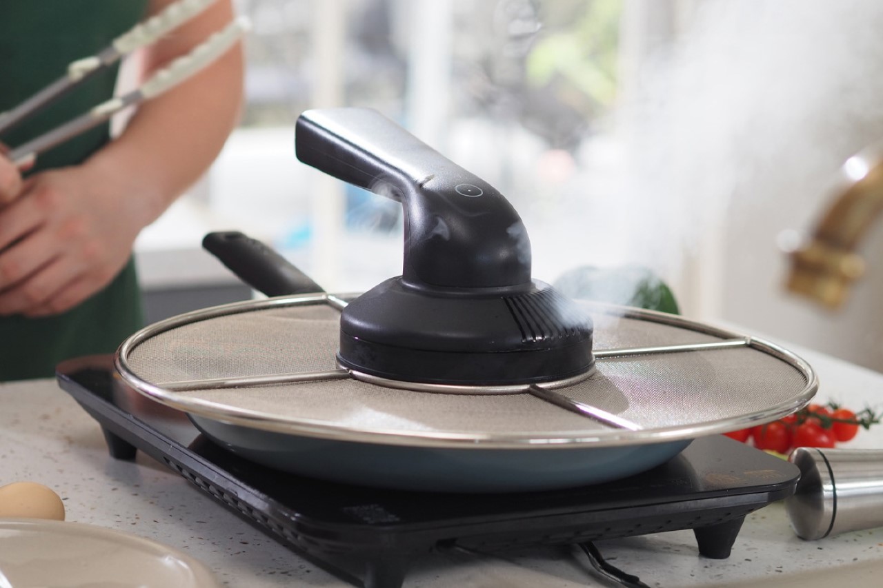 Ce couvercle de casserole avec cheminee integree pour filtrer les - plare.