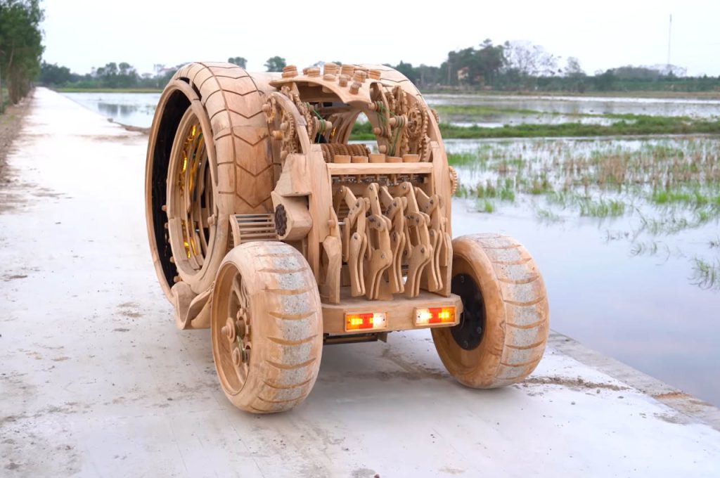 Un père créatif qui travaille le bois transforme les AI-renders en une voiture en bois intemporelle pour son fils.
