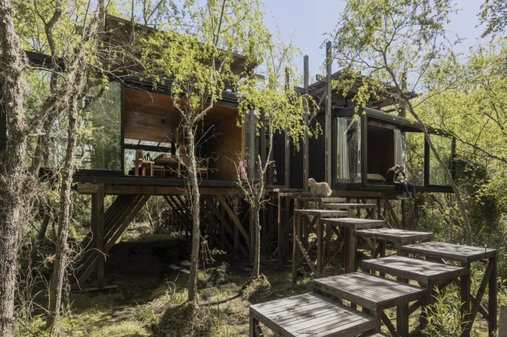 Élevée sur pilotis, cette maison en bois présente un plan surélevé intéressant.