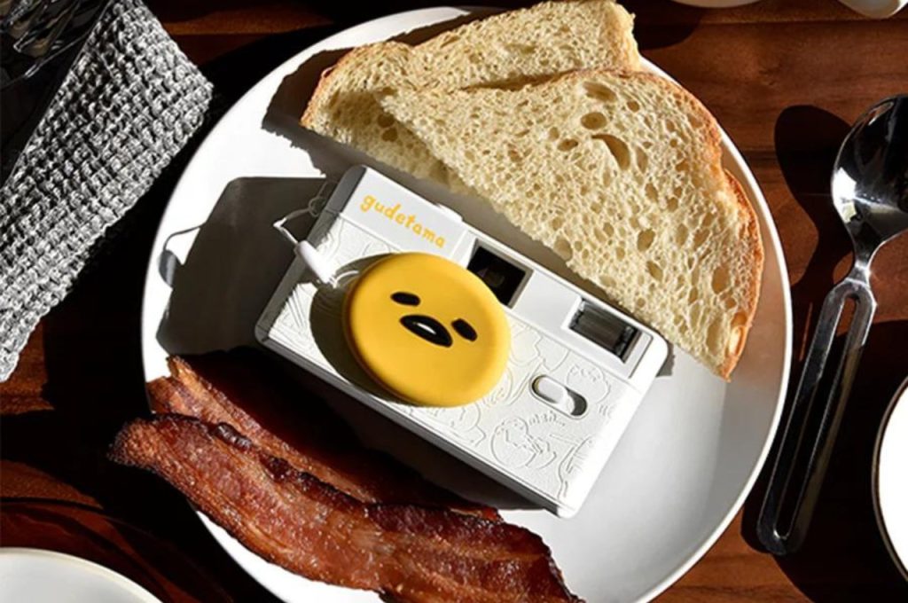 L’appareil photo Gudetama 35 mm vous permet de vous initier à la photographie analogique.