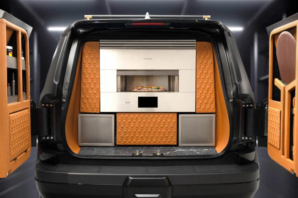 Le Lexus GX personnalisé prépare des pizzas fraîchement préparées dans le coffre, comprend des appareils électroménagers de luxe et des intérieurs Monogram exclusifs.