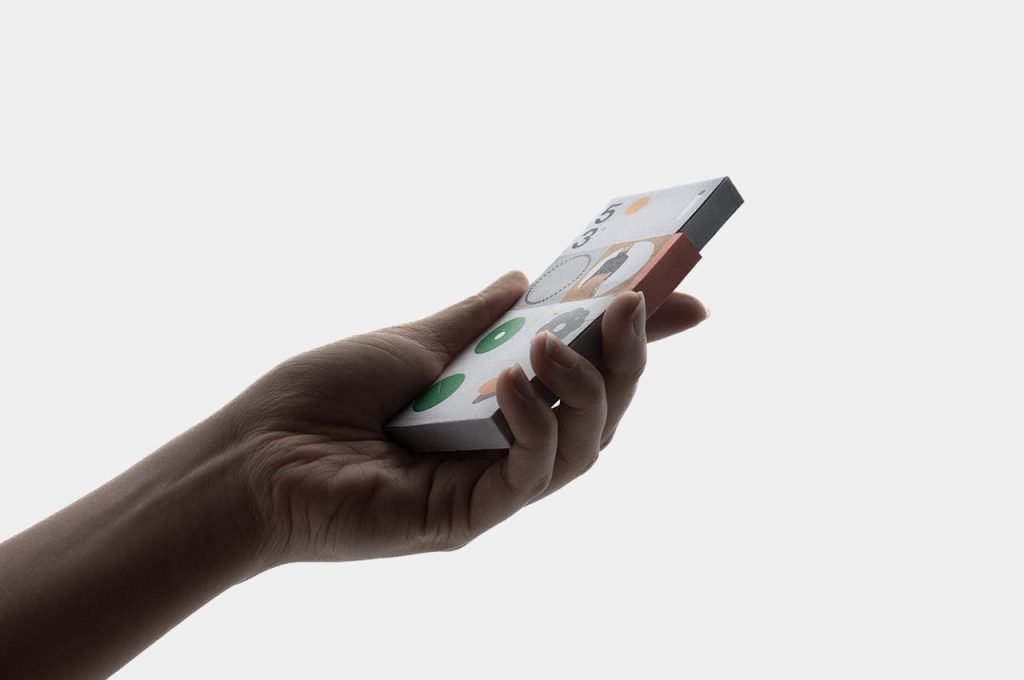 Avec le ChatGPT intégré, le téléphone à clapet Play T 1 peut être commandé sans effort par des commandes vocales.