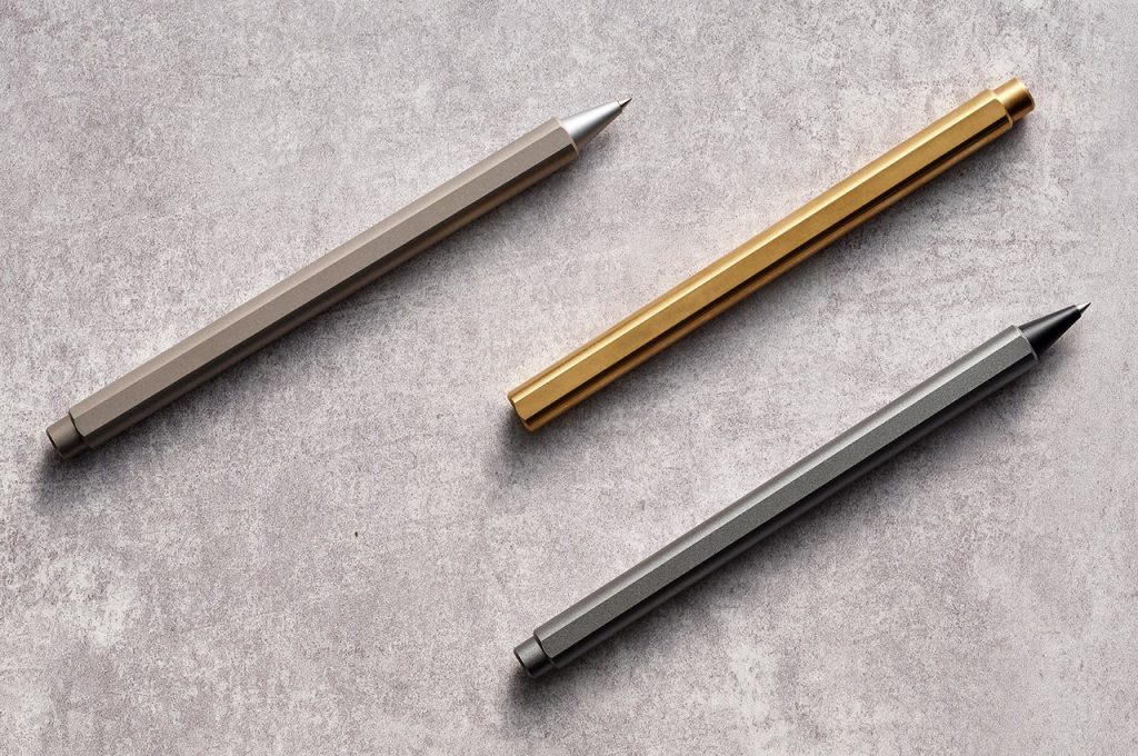 Stilform a combiné le stylo à bille et le stylo plume et c’est l’instrument d’écriture le plus minimaliste que j’aie jamais vu.