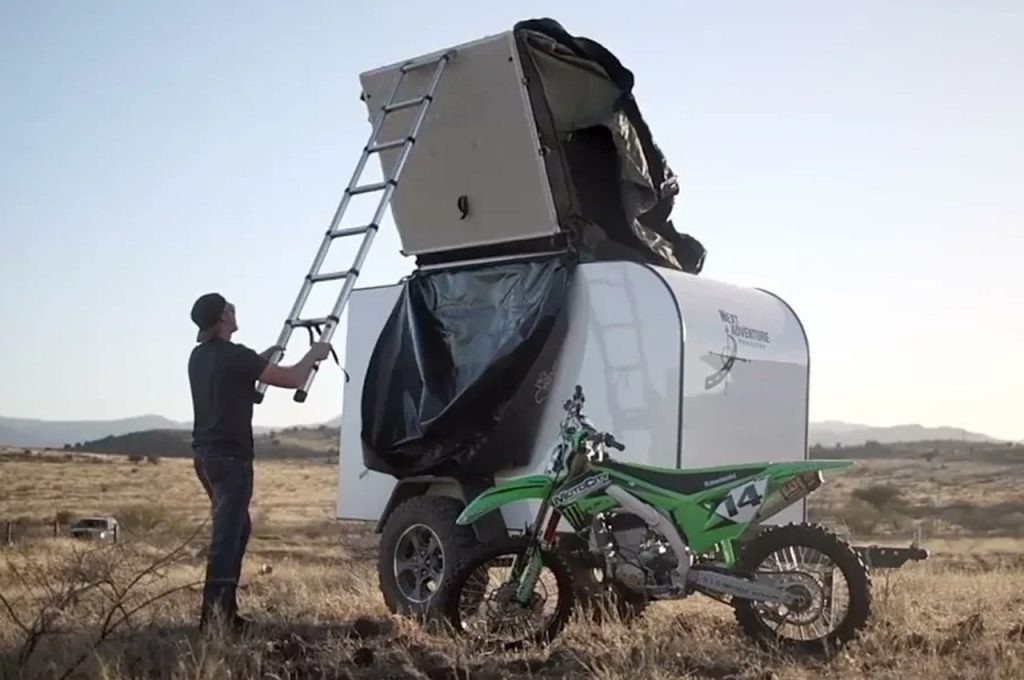 La remorque tout-terrain Next Adventure Trailer est légère et ultra-durable, et peut être transportée derrière une voiture de n’importe quelle taille.