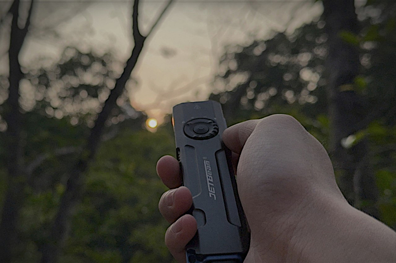 Torche EDC innovante qui illumine vos aventures en plein air - plare.