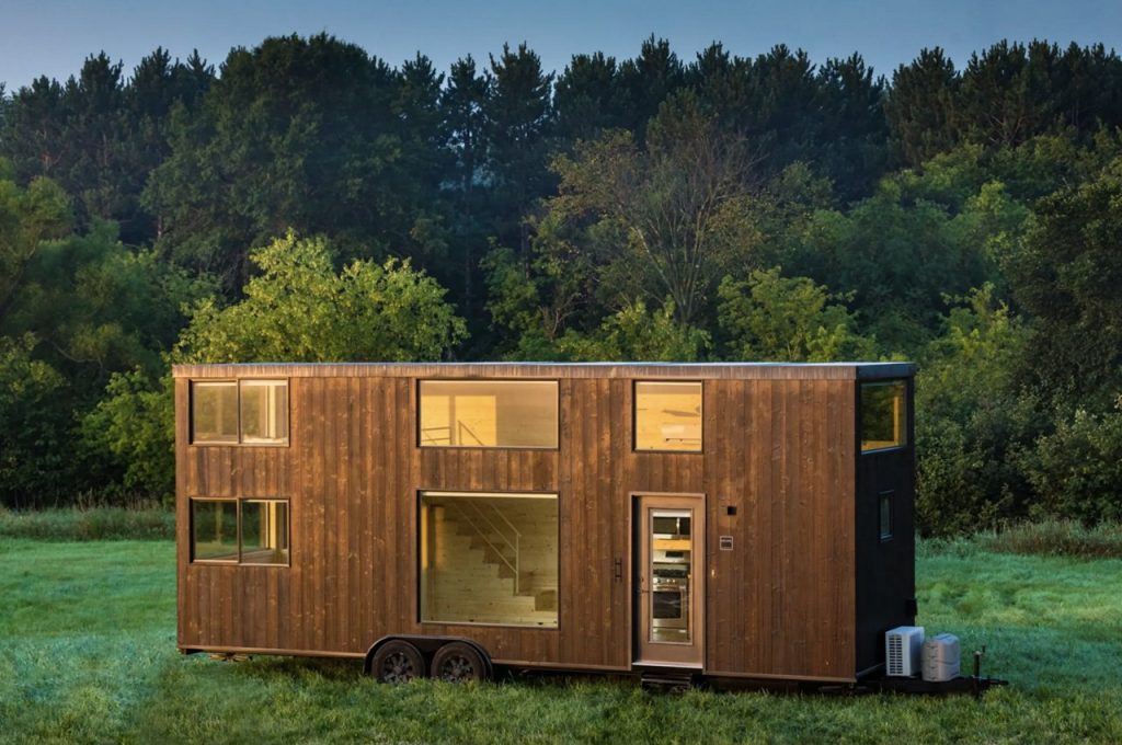 Une tiny house d’inspiration japonaise redéfinit l’espace et la luminosité des micro-habitations.