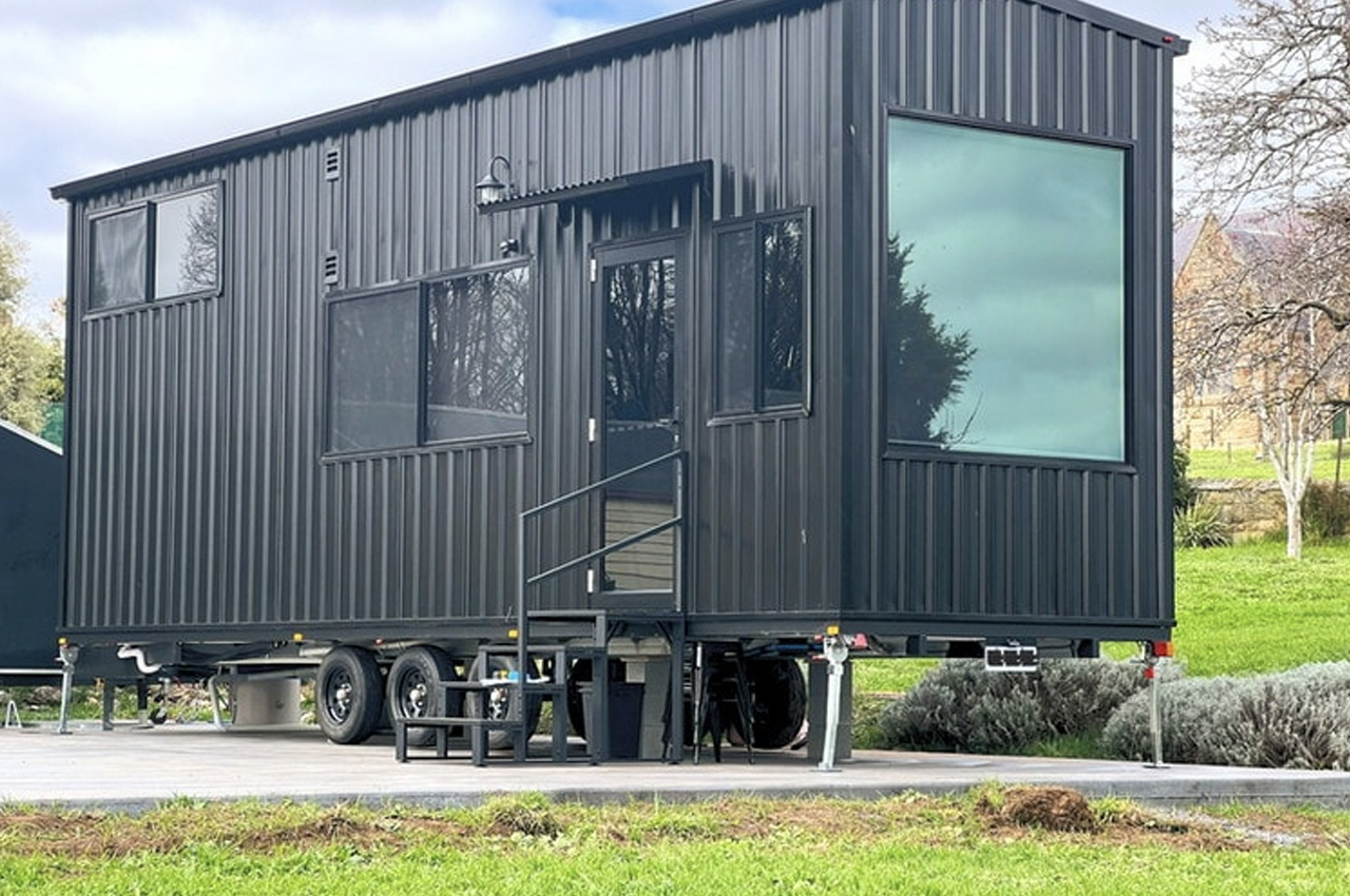Voici lOutlander une petite maison noire industrielle et masculine - plare.