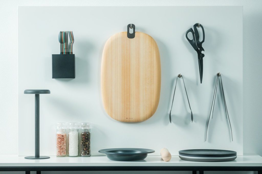 Coupez et émincez en toute confiance avec cette majestueuse planche à découper en cyprès Hinoki.