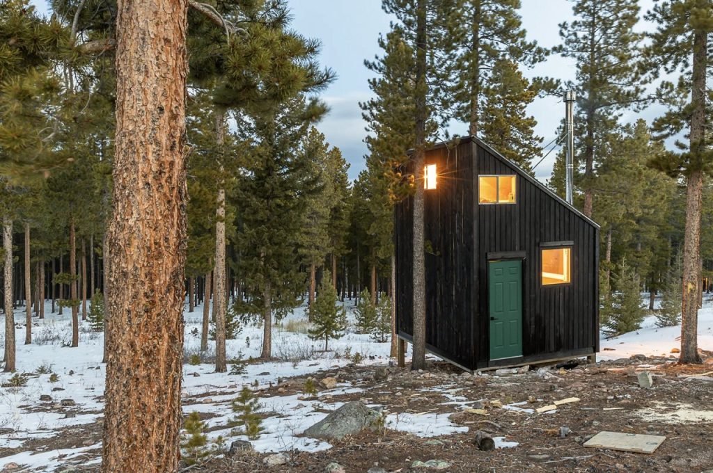 Cette cabane écologique isolée dans la forêt est un exemple de construction durable.