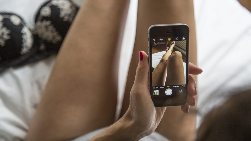 Le sexe par téléphone : une pratique intime à l’ère du numérique