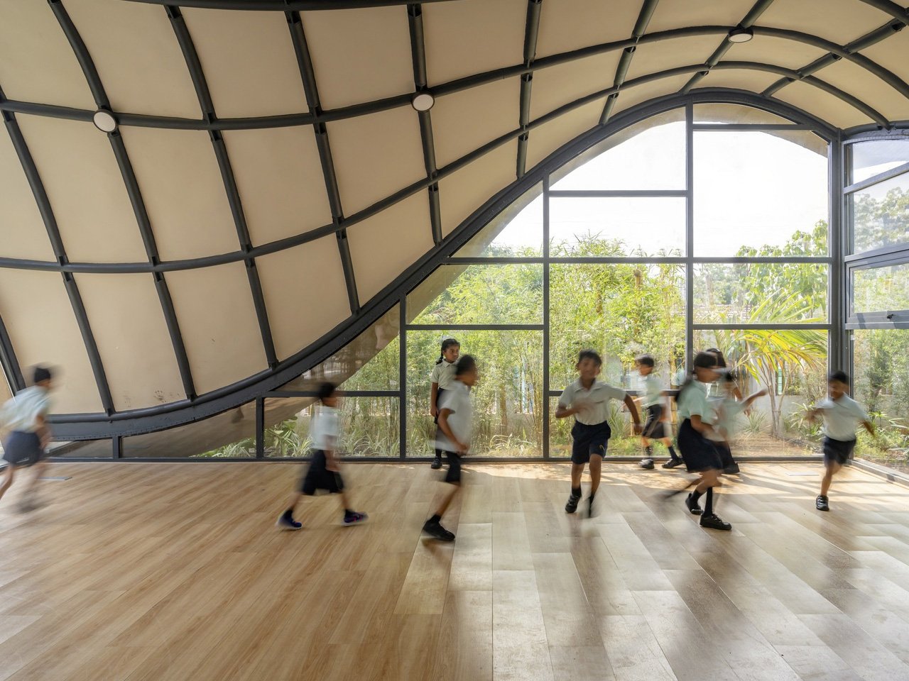 1729994660 405 Cette ecole indienne avec son toit en tole ondulee et - plare.