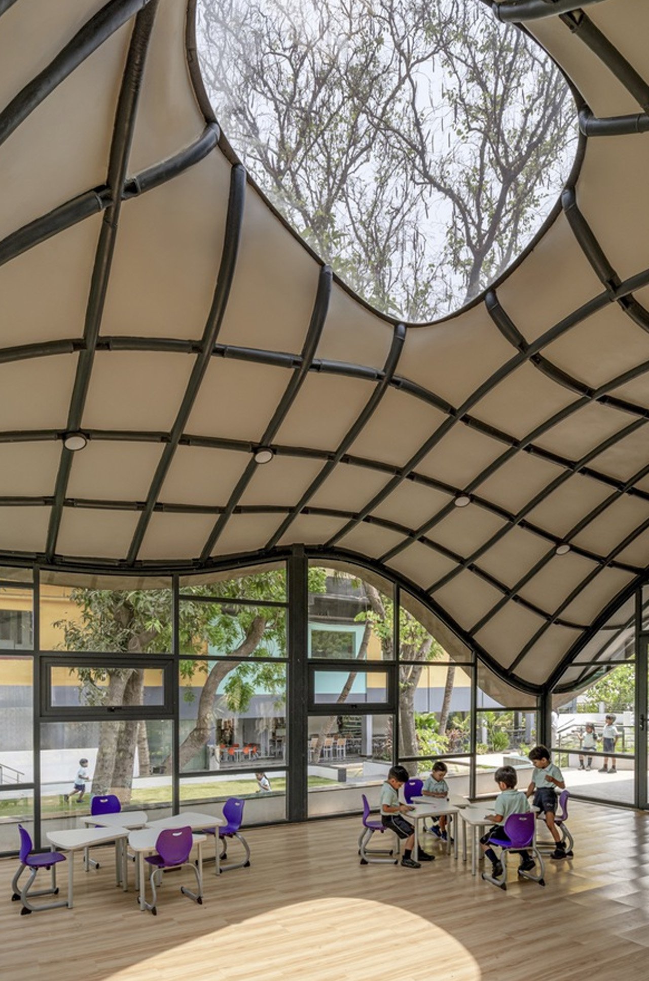 1729994660 419 Cette ecole indienne avec son toit en tole ondulee et - plare.