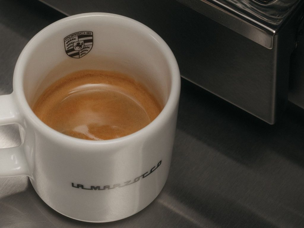La machine à espresso La Marzocco Linea Micra, édition Porsche, présente des graphiques et des détails de la 911 Carrera.