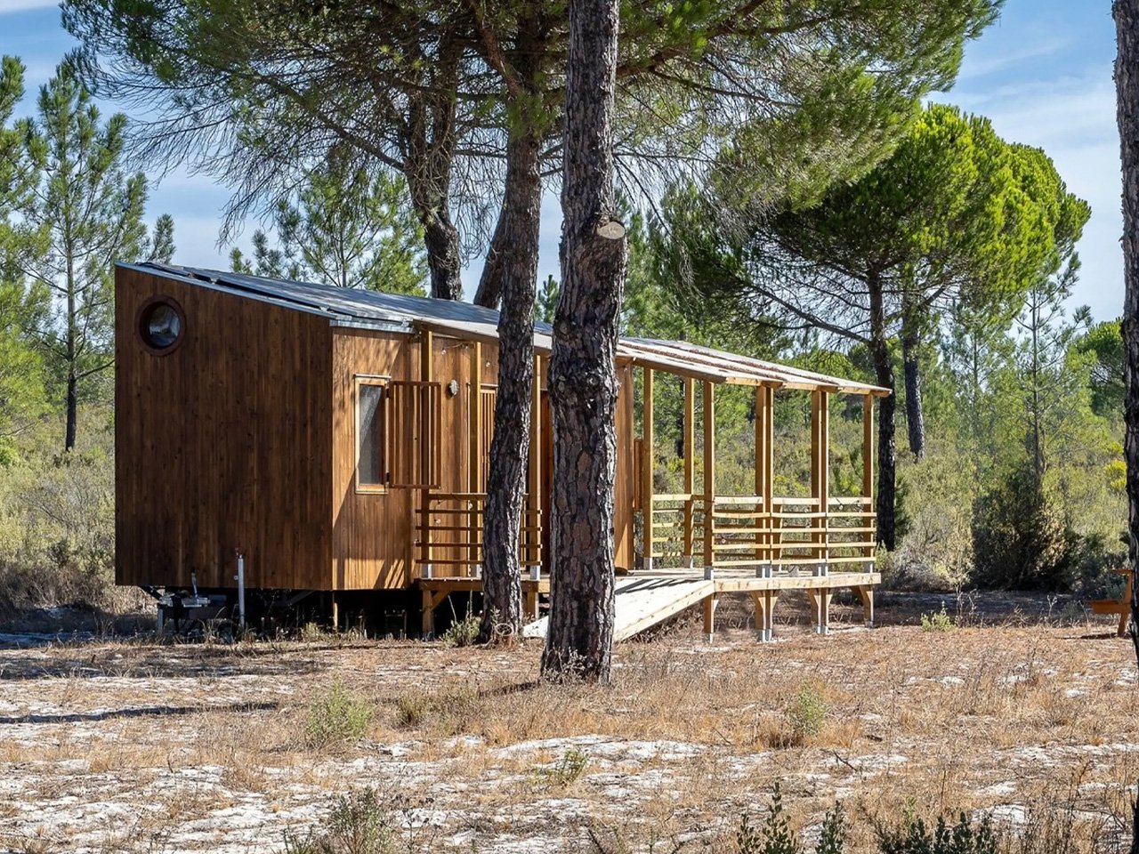 1729995371 206 Cette petite maison en bois situee dans la campagne portugaise - plare.