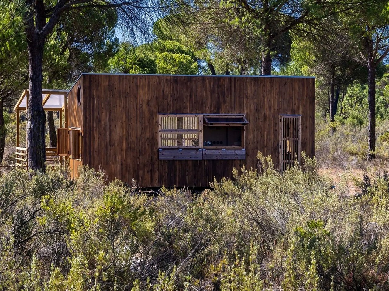 1729995371 643 Cette petite maison en bois situee dans la campagne portugaise - plare.